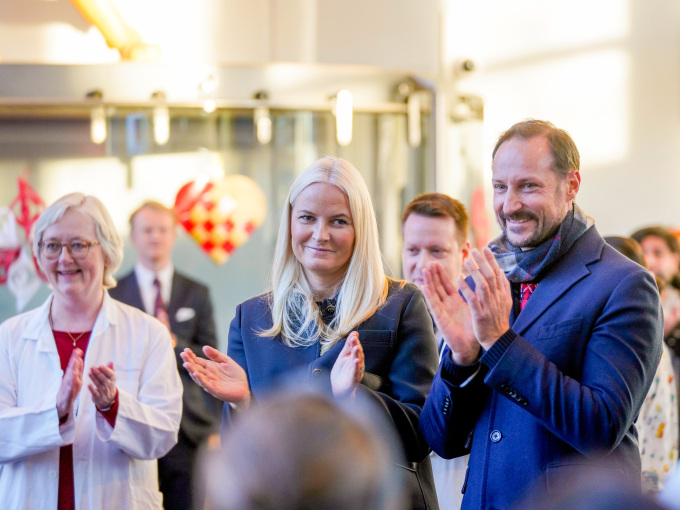 Kronprinsparet sammen med klinikkleder Ellen Ruud. Foto: Terje Bendiksby / NTB